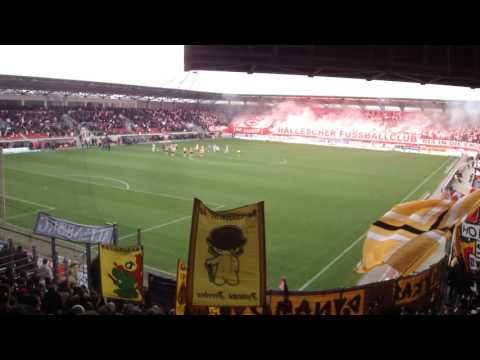 Hallescher FC - SG Dynamo Dresden: Einlauf der Teams