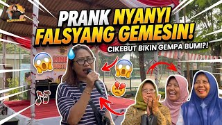 Download lagu PRANKING PEOPLE BY ACTING CRAZY at an Independence Day Singing Contest | ncinuraida | Singing Prank mp3