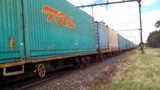 preview picture of video 'Maryvale Paper Train at Officer. X37 & XR554 Mon 30-11-2009'