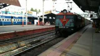 preview picture of video 'Mumbai Rajdhani Express doing 120km/h at Dahanu road'