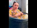 Tante Kepanasan Siang Siang Mandi Berendam Di Baskom Air