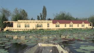 preview picture of video 'House boats on Srinagar's Dal Lake'
