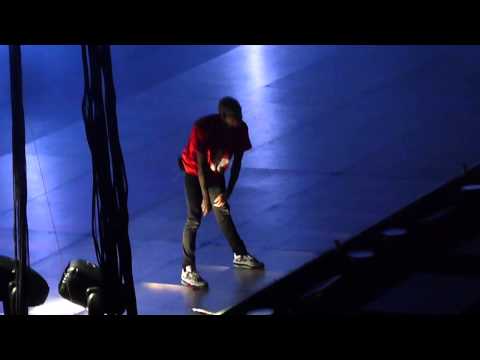 Chris Brown shows dance moves LIVE ! AT Bercy PARIS 09/12/12