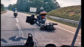 7 Ladrões Tentando Fugir da Polícia de Moto