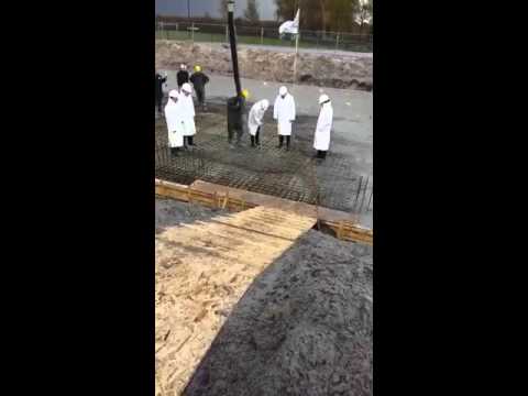 Het plaatsen van de koker met namen bij Wasmeer