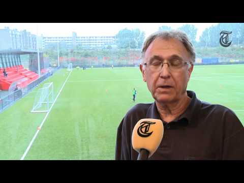 Scheids krijgt trap in kruis