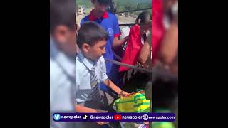 देवीघाटमा तुइनबाट वारपार गर्दै विद्यार्थी र सर्वसाधारण ।