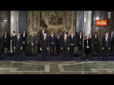 Governo, la foto di gruppo su tre file e senza mascherine dopo il giuramento