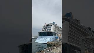 Kapal Pesiar “Ovation of the Seas” Bersandar di Port Of Osaka.