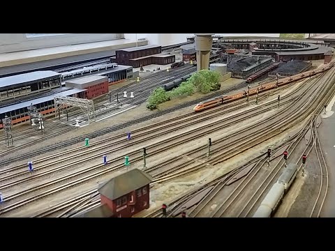 TGV auf Besuch im Bahnhof Altona in Spur Z