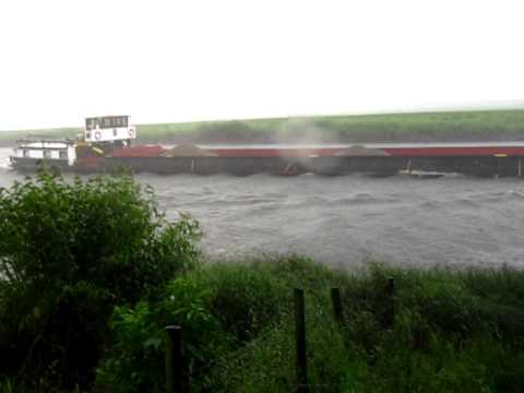 Vorbeifahrt Binnenschiff Britta - GMS - 04022180 am Schreibpegel Reithörne