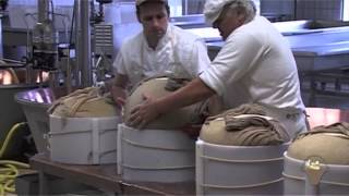 preview picture of video 'Production of Parmigiano Reggiano - Villa Aiola'