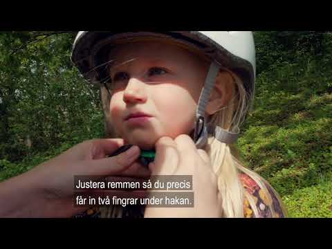 Så tar du på barnhjälmen
