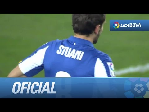 Remate de cabeza de Stuani al larguero