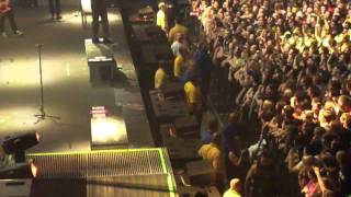 a7x avenged sevenfold girl gets hurt rockford, illinois 4-27-11