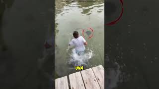 Él no sabia que era un animal muy peligroso 😨