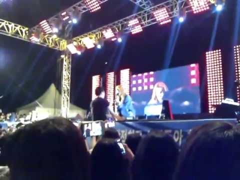 [FANCAM] 130530 Ailee sings Ice Flower on her knees to a fan at Chonnam University
