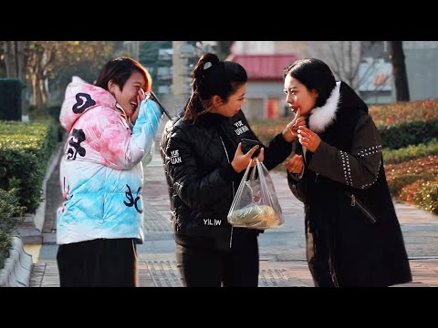 “不照鏡子千萬別化妝！”看到女生口紅花了大爺忍不住提醒