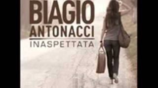 Biagio Antonacci canta &quot;ragazza occhi cielo&quot;