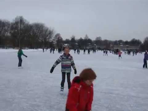 Maartje en Luuk op de schaatsbaan in Dubbeldam