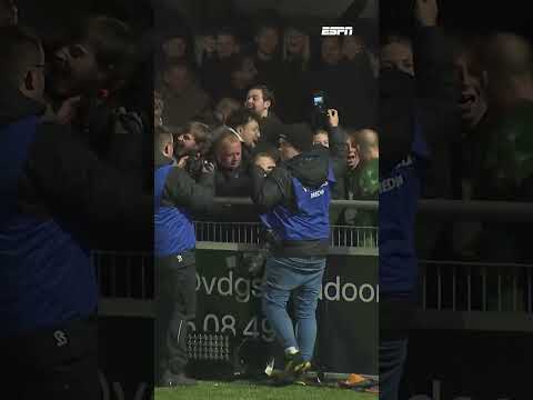 VV Katwijk-keeper Stan van Bladeren springt iets te vroeg het publiek in...😂