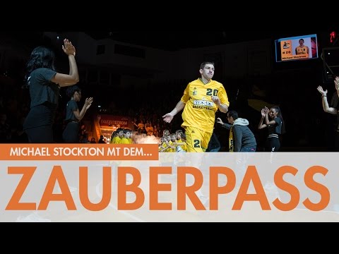 Circus Shot! Michael Stockton mit dem Alley Oop off the glass auf Jon Brockman