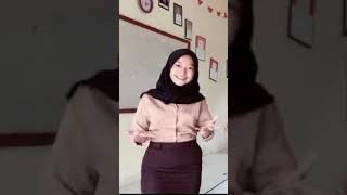 Download lagu Tiktok lagu viral seragam SMA mp3 Download lagu Tiktok lagu viral seragam SMA mp3