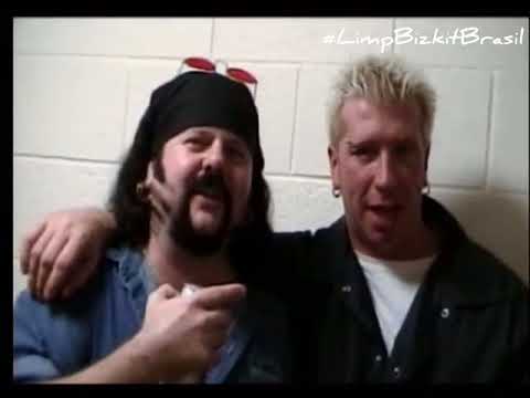 Limp Bizkit, Dimebag Darrell, Vinnie Paul e Staind no Backstage em 1998