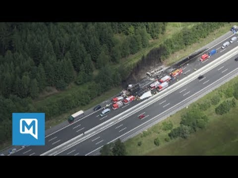 Horror-Crash auf der A9: Bus fährt auf Sattelzug und brennt völlig aus