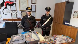 Chili di cocaina e hashish: il video dei carabinieri nella casa deposito