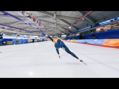 Speed skating behind Jutta Leerdam