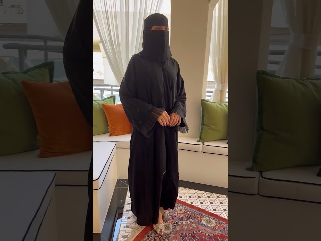 عباية باكمام شك ورد اسود