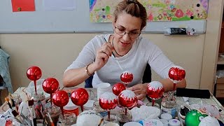 Bulgaristan'da engelli sanatçıların yaptığı cam süsler gönülleri fethediyor