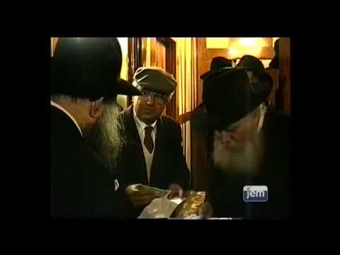 תדמית הישיבה - הרבי מלובביץ האדמו"ר מחבד עם ראש הישיבה הרה״ג רבי מרדכי עטייה שליט״א בשנת תשמט' 1989