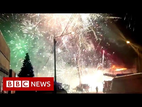 数千発の花火が炎上する中、空を照らす - BBC ニュース (Thousands of fireworks light up sky as fire rages - BBC News)