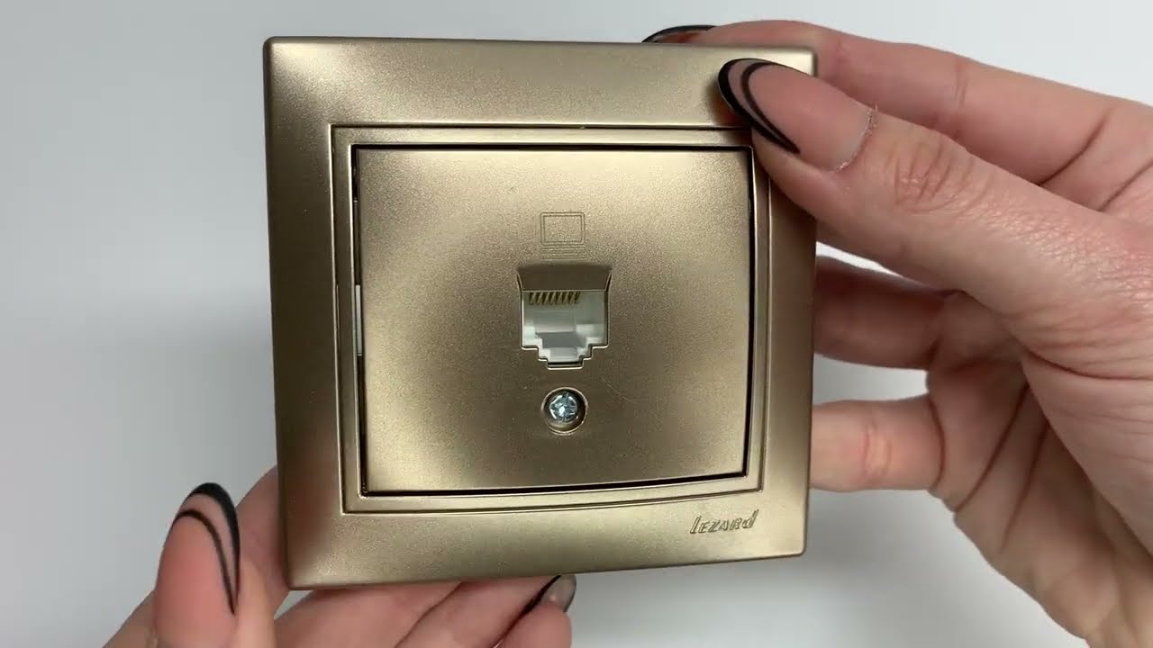 Розетка одинарная компьютерная MIRA светло-коричневый перламутр со вставкой 701-3131-139