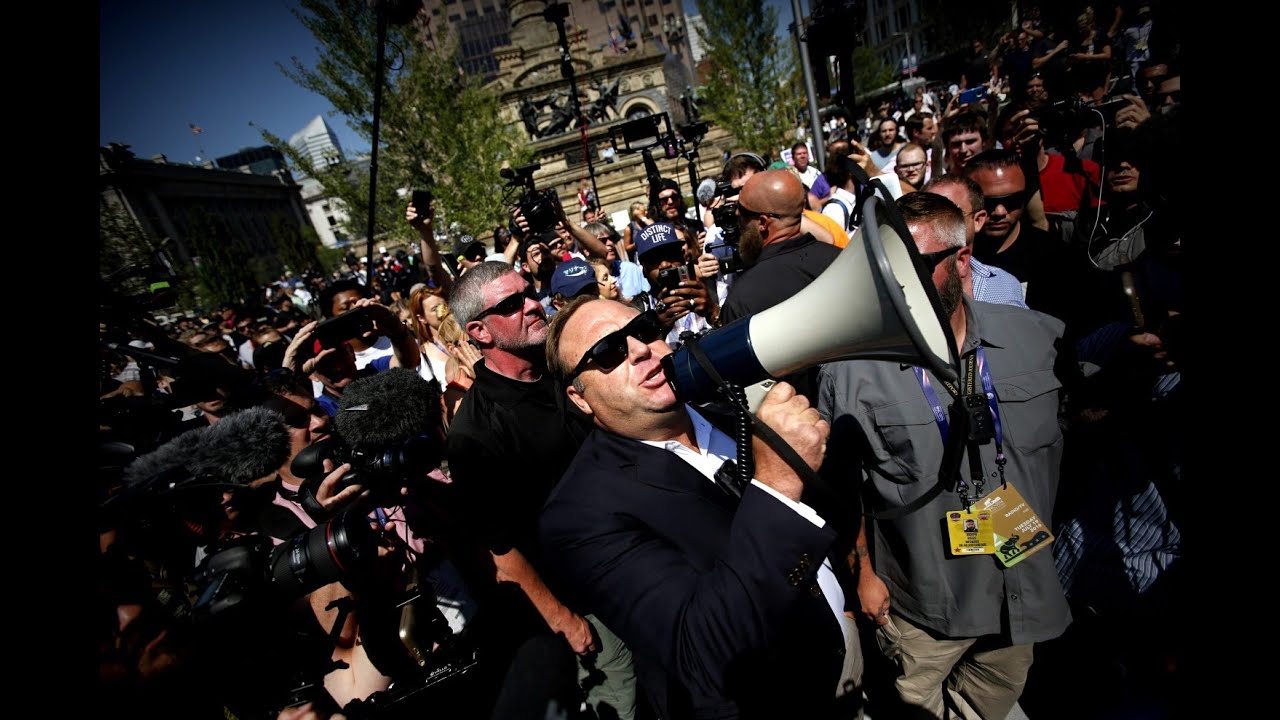 Alex Jones prega teorias da conspiração, Trump ouve