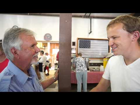 Сбор денег на добровольную пожарную часть в поселке "Старая станция" (https://en.wikipedia.org/wiki/Old_Station,_California)

В России с 2010 "добровольные дружины" пытаются создать по государственной инициативе. Легко найти упоминания десятков тысяч добровольцев в Рязанской области, но судя по описанию, она занимаются пешим обходом полей, чтобы своевременно сообщать о пожарах профессионалам. В Челябинской области тоже существуют "Добровольные пожарные дружины", которые считаются (автором заметки) эталонными и передовыми в России, однако "добровольцы работают не бесплатно. Субсидии областного бюджета обеспечивают минимальную оплату труда пожарным, то есть покрывают половину стоимости содержания добровольных дружин. Другую же половину обеспечивает местный бюджет". Также "в областном бюджете на этот год предусмотрены субсидии местным бюджетам в два миллиона рублей для развития добровольных пожарных дружин – в основном на техническое оснащение".
http://fedpress.ru/news/society/reviews/...