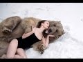 Англичане в шоке от съемок русских моделей в обнимку с медведем 