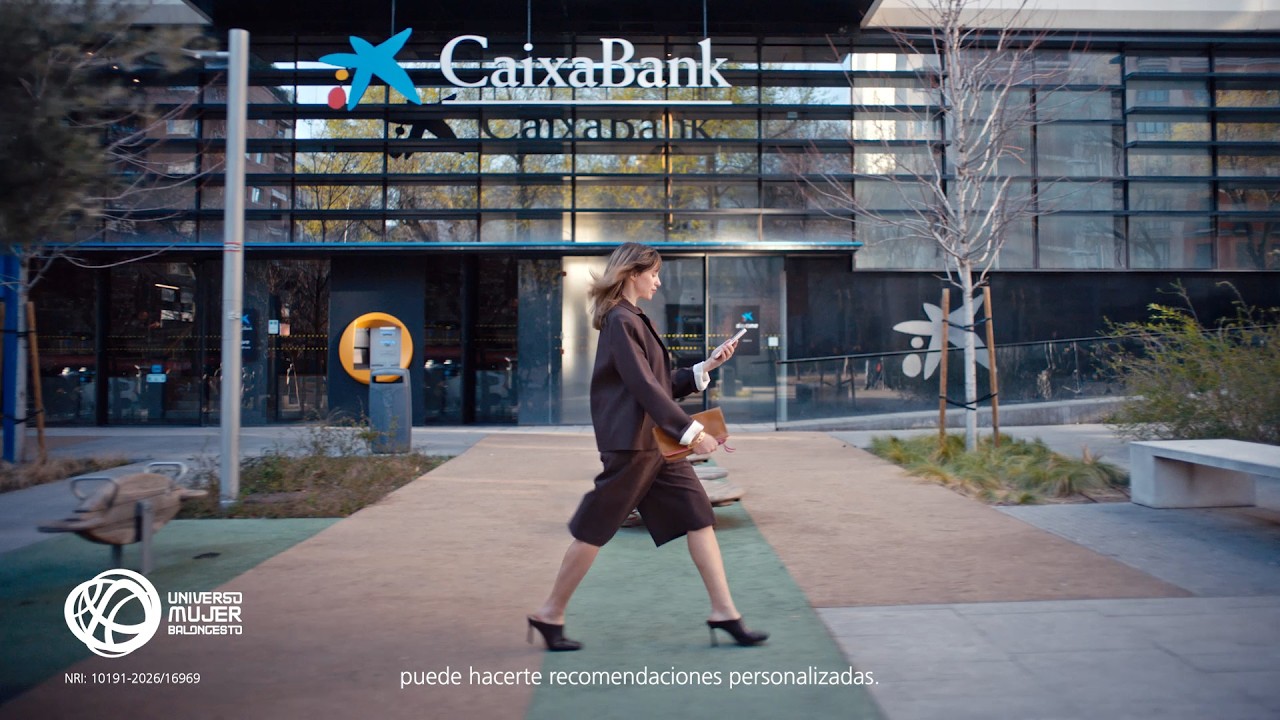 v&iacute;deo de campa&ntilde;a en el que varias personas utilizan la app de CaixaBank en distintos momentos del d&iacute;a