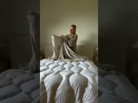 My most asked question!! How I get the super fluffy bed look 🤍☁️