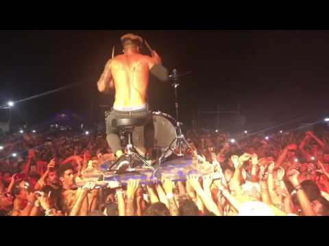 Les Castizos & Deivhook - Live at ARENAL SOUND 2017 / Batería surfea en el público