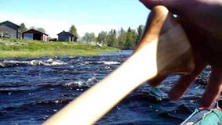 preview picture of video 'Canoeing down an easy rapid #1 in the Kiiminkijoki river, Finland'