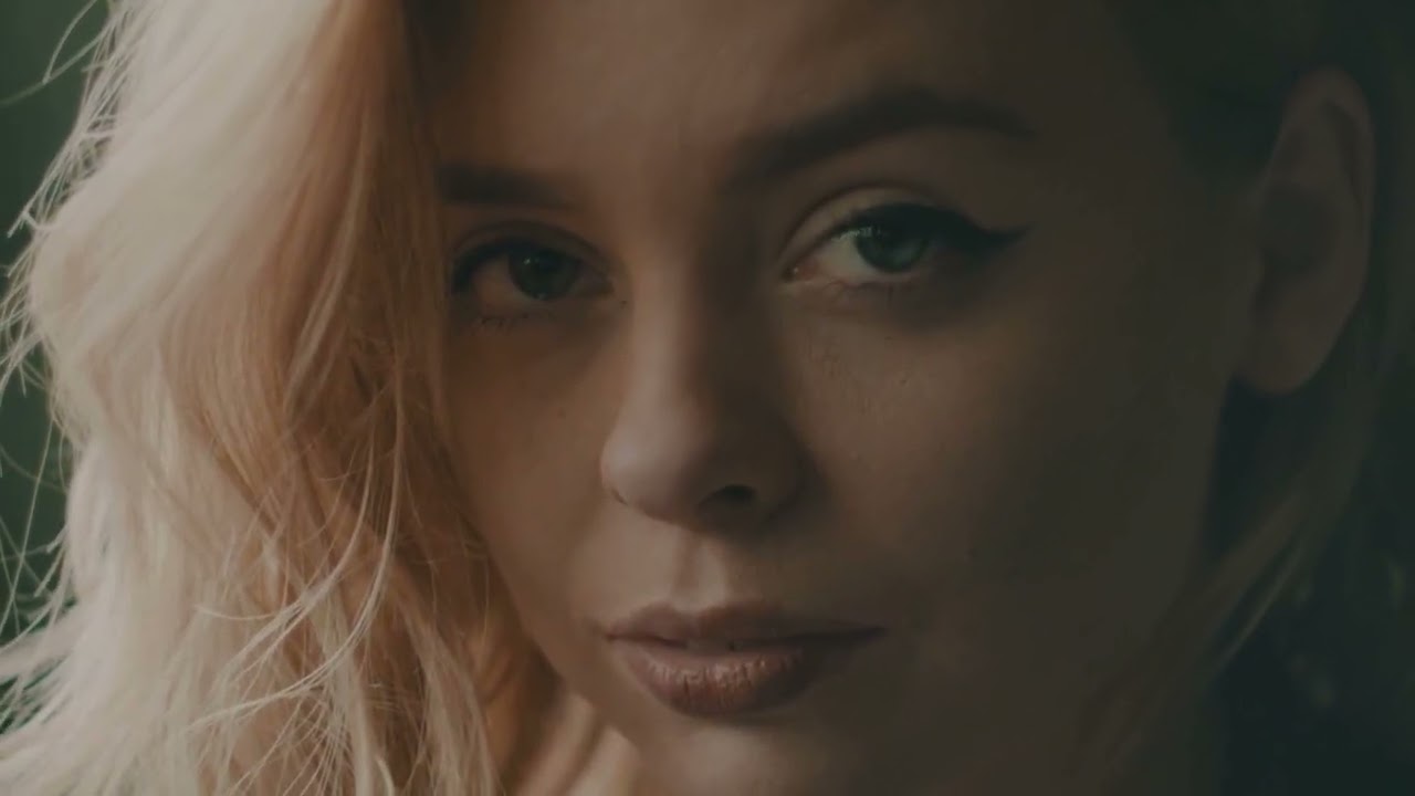  mit dem Titel 'Sous L'eau' / Video ((jetzt ansehen))