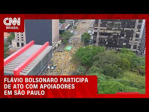 Flávio Bolsonaro participa de ato com apoiadores em São Paulo antes de debate com Lula | CNN AGORA