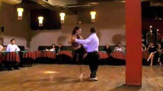 Ozgur El turquito Demir y Cecilia Berra una milonga en El Beso (Buenos Aires)