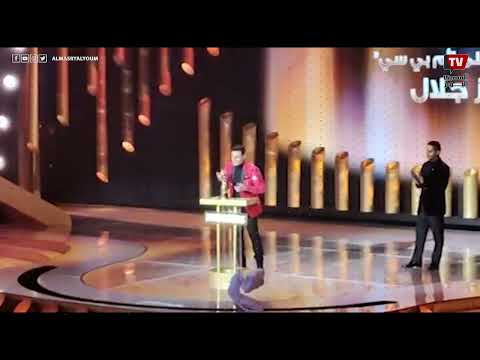 رامز جلال يسجد بعد تكريمه بحفل جوائز الترفيه