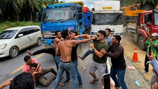 Download lagu A brawl between fellow drivers causes a commotion among other drivers. mp3
