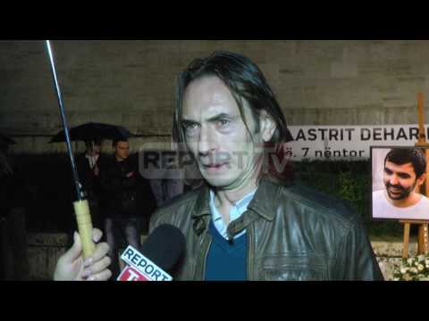 Report TV - Tiranë, qirinj e lule për aktivistin e "Vetëvendosjes" Astrit Dehari