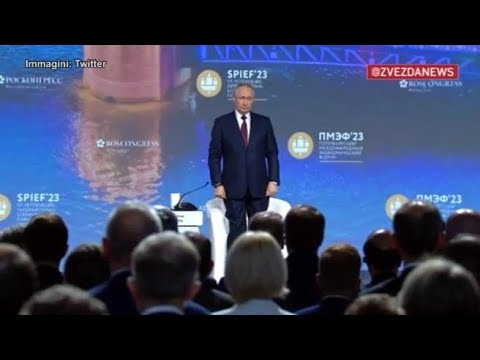 Putin ricorda Berlusconi e chiede un minuto di silenzio: «Era un uomo molto brillante»